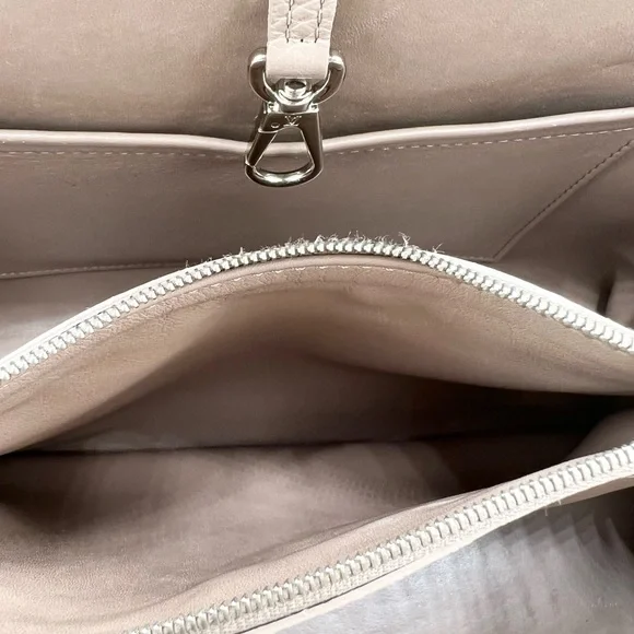 Louis Vuitton French Rose Capucines MM - Picture 14 of 17